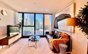 墨尔本Highrise best location 2baths的带沙发和大窗户的客厅