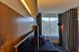 帕兰加Palanga Life Balance SPA Hotel的一间设有窗户的酒店客房的楼梯