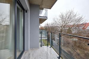 波兹南Żelazna Modern Studio的享有建筑景致的阳台