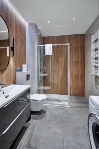 波兹南Żelazna Modern Studio的带淋浴、卫生间和盥洗盆的浴室