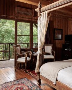 查姆布里陶德博伊斯涅德城堡酒店的卧室配有一张床、一张桌子和椅子