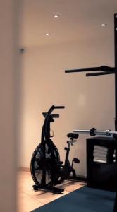 科隆依贝茨嘉利酒店的自行车停放在房间内
