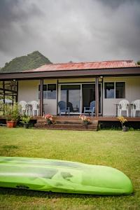 TeahupooHavae Lodge的屋前草上的一个绿色皮艇