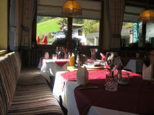 伊施格尔Gasthof Talblick的餐厅的一张桌子,上面有红白桌布