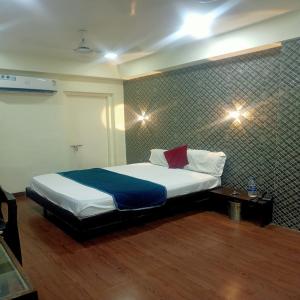 潘韦尔Hotel Geetanjali St Bus Stand Panvel的一间卧室配有一张带蓝色毯子的大床