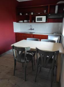 佩尼契PenichePraia - Bungalows, Campers & SPA的厨房配有桌椅和微波炉。