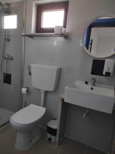 佩尼契PenichePraia - Bungalows, Campers & SPA的一间带卫生间、水槽和镜子的浴室