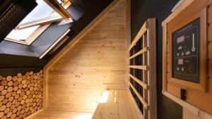 巴贝Wellness-Ferienwohnung Strandurlaub Baabe的一座带木地板和窗户的房屋内的楼梯