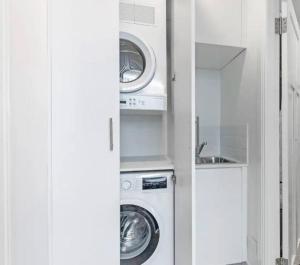 悉尼Cozy King Suite Millers Point的厨房配有洗衣机和水槽