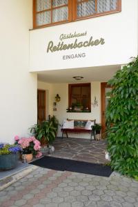 富尔普梅斯Gästehaus Rettenbacher的前面有长凳的建筑
