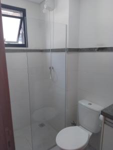 瓜鲁柳斯Studio Gru的一间带卫生间和玻璃淋浴间的浴室