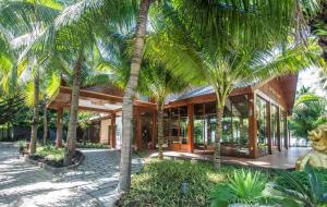 芽庄Hon Tam Resort的前面有棕榈树的房子