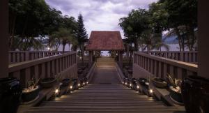 顺化维达娜泻湖Spa度假酒店的桥上灯火和植物的走道