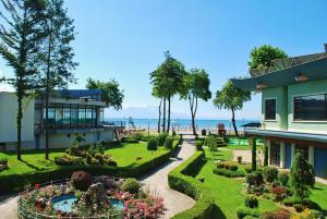 斯特鲁加梦想酒店的花园及海滩的度假村