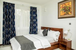 阿克拉Ridge Cozy Rooms的一间卧室配有蓝色和白色窗帘的床