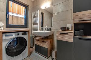 莫济列Apartma Kadulja Golte的一间带洗衣机和水槽的浴室