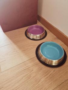 丽都迪奥斯蒂亚Ostia Sunset的两个盘子坐在箱子旁边的地板上