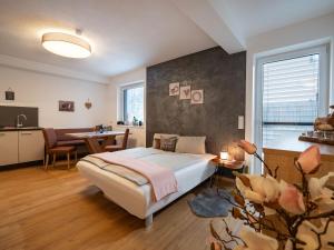 菲根贝格Ferienwohnung Klocker的一间卧室配有一张床、一间厨房和一张桌子
