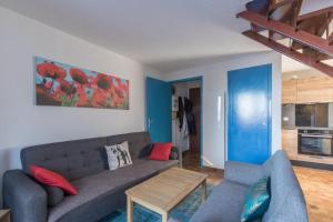 圣雷热雷梅累兹Les Chardons - Apt duplex vue montagne的客厅配有沙发和桌子