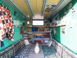 TalasGezginlerin Evi的一间设有绿色墙壁的客房,内设长凳