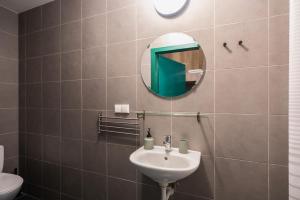 格丁尼亚110 Hostel的一间带水槽和镜子的浴室