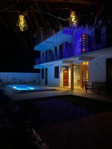 江比阿Sabali Lodge, Zanzibar的带阳台的大楼的夜景