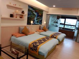 头城海屿岛汤泉的一间卧室设有两张床和窗户。