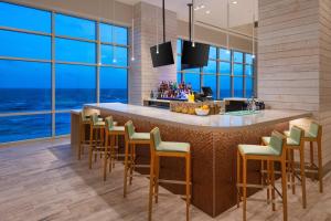 巴拿马城海滩SpringHill Suites by Marriott Panama City Beach Beachfront的厨房设有酒吧、椅子和窗户