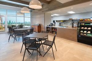 巴拿马城海滩SpringHill Suites by Marriott Panama City Beach Beachfront的一间带桌椅的餐厅和一间厨房
