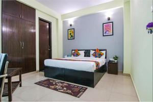 诺伊达Aruba Suites的一间卧室,卧室内配有一张大床