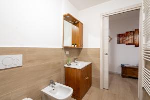 阿夏戈Asiago Centro - Comodissimo Appartamento al Piano Terra的一间带水槽、卫生间和镜子的浴室