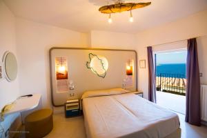 吉廖港Hotel Saraceno的一间卧室配有一张床,享有海景