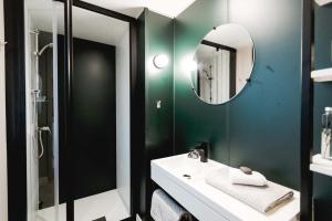 格里莫Mobil Homes Vacances的一间带水槽和镜子的浴室