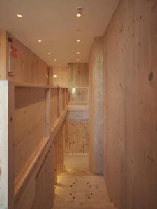 欧德鲁佐Hotel Amiuka的木墙客房和铺有木地板的走廊