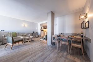 帕斯底拉卡萨Apartamentos Caribou的厨房以及带桌椅的起居室。