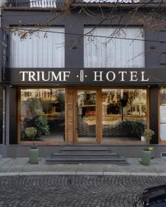 普里兹伦Triumf Hotel的大楼前的特朗普酒店标志