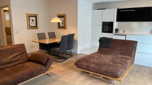莱比锡Moderne Wohnung 2的客厅配有沙发和桌子