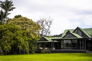 HaruruFOREST WATERS的草坪上带绿色屋顶的黑色房子