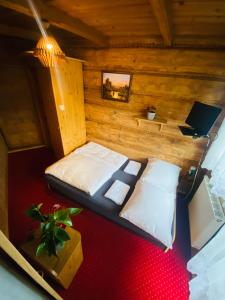 布科维纳-塔钱斯卡Bukovina Concept Mountain的木制客房内的一间卧室,配有一张床