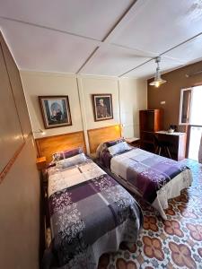胡塞马Les IRIS的客房设有两张床和一张书桌