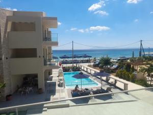 利迈纳里亚Reverie的享有带游泳池和大海的度假胜地的景致