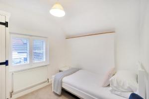 罗伯茨布里奇Perfectly Presented Cottage Pass the Keys的白色的卧室设有床和窗户