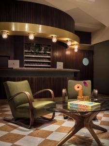 米兰Max Brown Hotel Missori, part of Sircle Collection的客厅配有咖啡桌和椅子