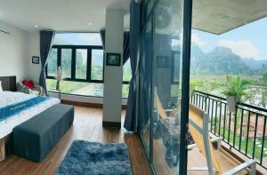 宁平Trang An Legend的一间卧室设有一张床和一个美景阳台