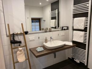 黑林山区邦多夫Schwarzwaldhof Nicklas的白色的浴室设有水槽和镜子