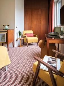 米兰Max Brown Hotel Missori, part of Sircle Collection的客厅配有沙发和椅子