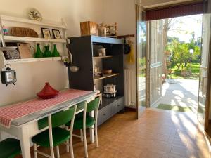 莱切Villa Margherita的厨房配有桌子和绿色椅子