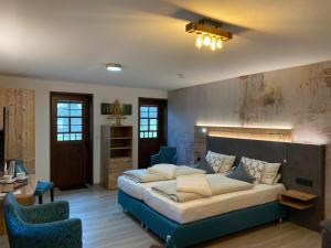 黑林山区邦多夫Schwarzwaldhof Nicklas的一间卧室配有一张大床和蓝色的沙发