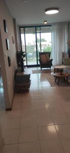 凯撒利亚Neot Golf Caesarea Garden Apartment的客厅设有大型瓷砖地板。