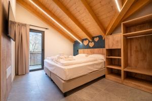梅扎纳皮兹奥特住宅酒店的一间卧室设有一张床和一个大窗户
